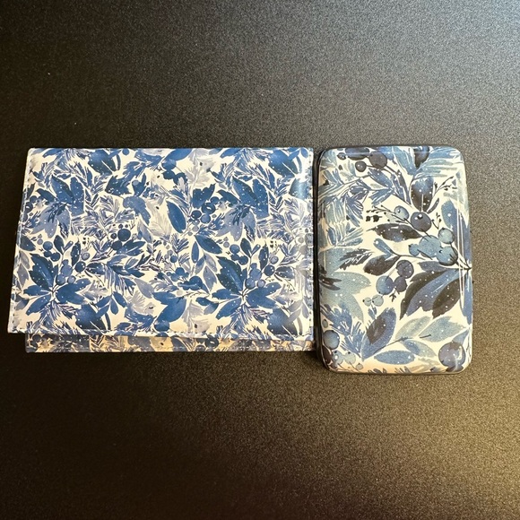 New - Miami Carryon Passport Cover Set Blue Flowers - Picture 5 of 5